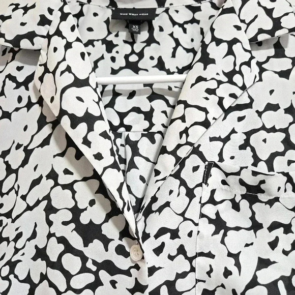 Black and White Floral Button-Up Blouse - Picture 7 of 15